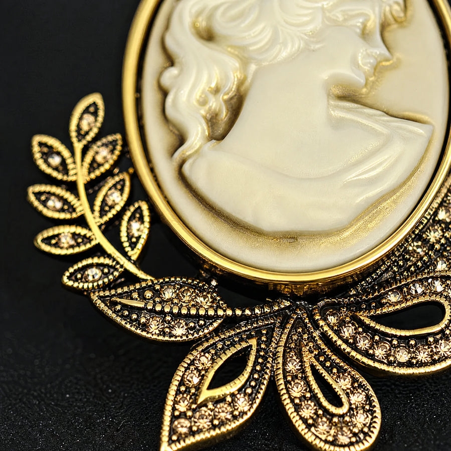 Broche Tête De Beauté Vintage En Alliage Incrusté De Diamants - close-up détail matière