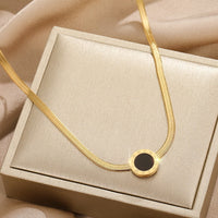 collier-annee-80-pendentif-orne-chiffres-romain