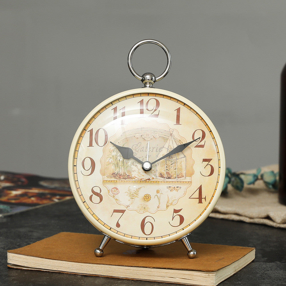 reveil-en-metal-creatif-vintage-simple