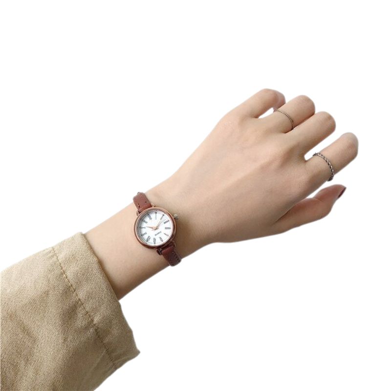 Montre femme chromée bracelet cuir bleu foncé Montre femme chromée bracelet cuir bleu foncé