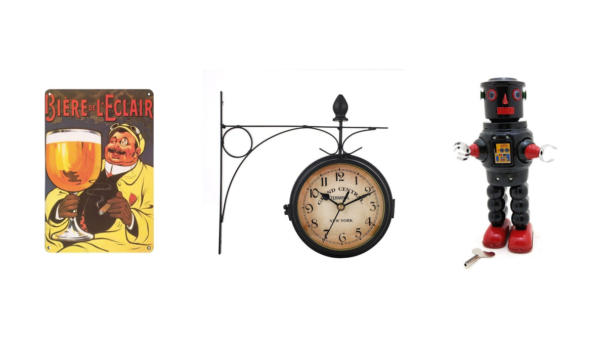 Trois objets rétro sur fond blanc : plaque publicitaire en métal pour une bière, horloge de gare double face sur potence en fer, robot en tôle à remontoir