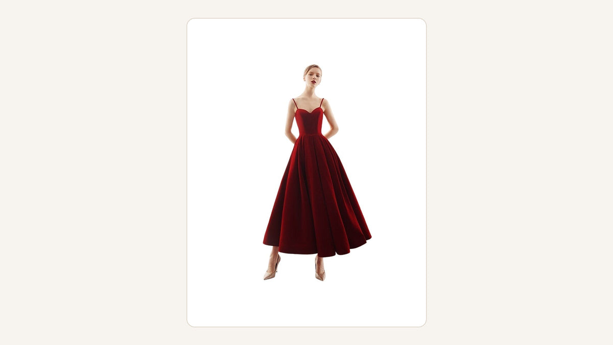 Robe longue rouge d’inspiration rétro présentée au centre sur fond crème Image