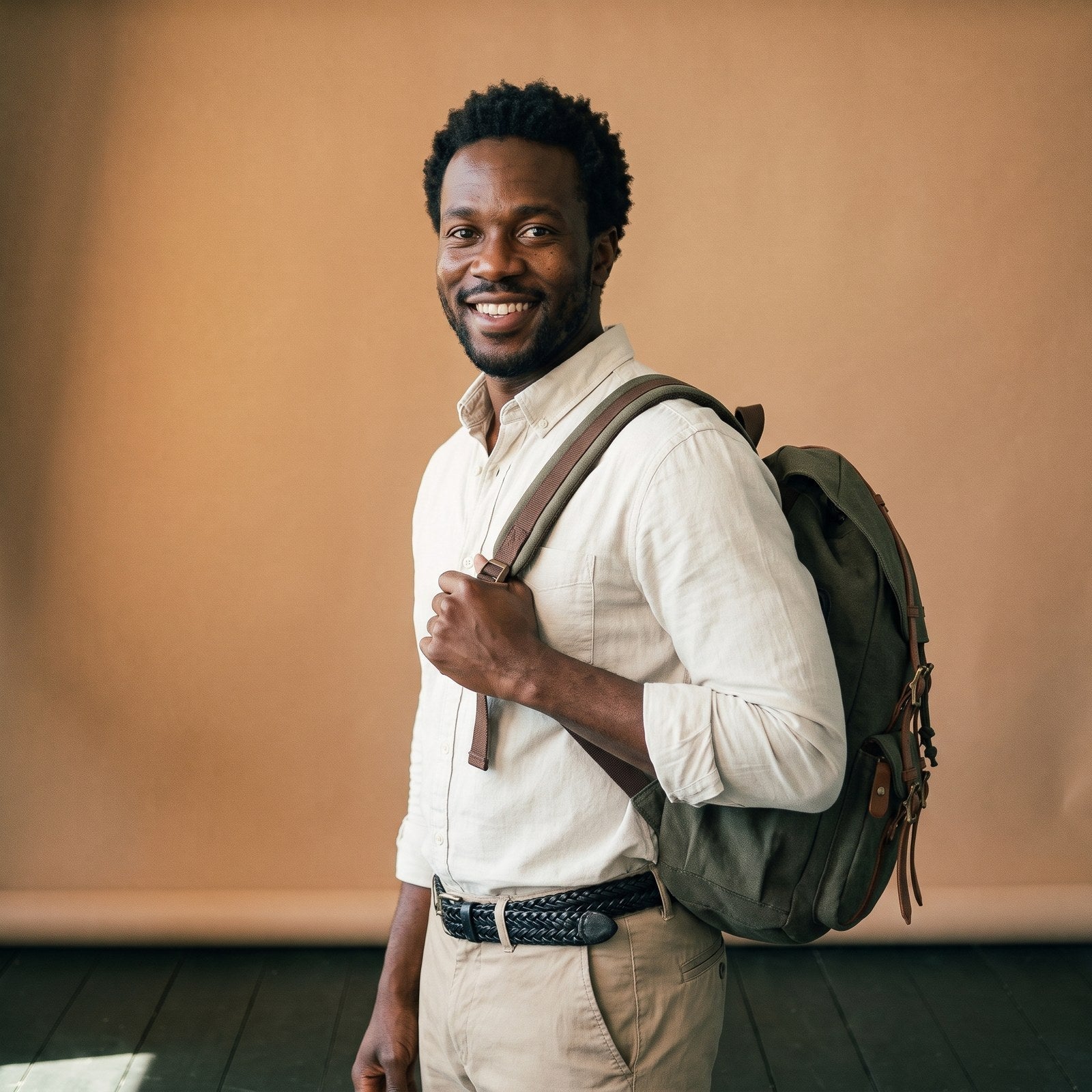 Mannequin homme avec un sac à dos et une ceinture en cuir vintage Image