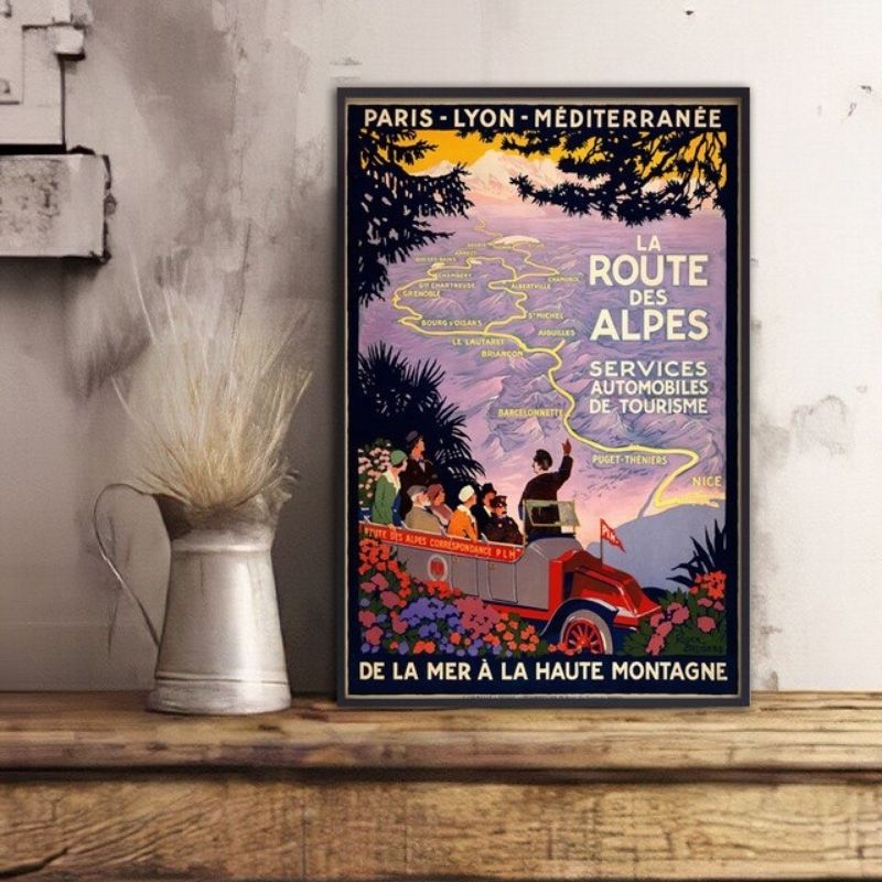 Affiche vintage encadree posee sur une console en bois Image