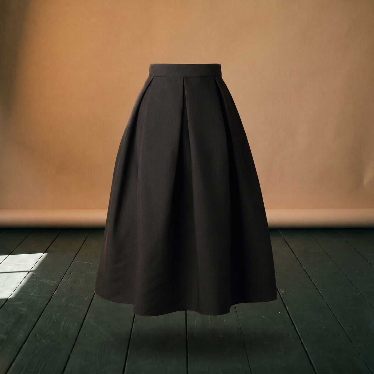 Jupe évasée vintage noire sur mannequin invisible
