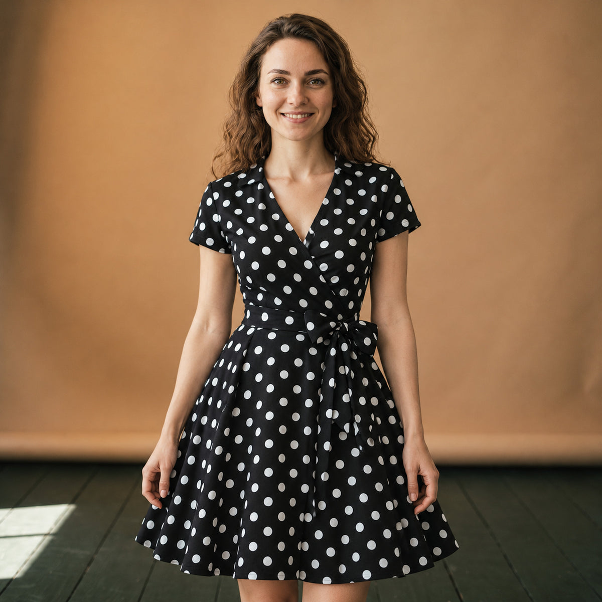 Robe années 50 à pois portée en studio, ceinture nouée à la taille et jupe évasée mi-mollet, vue de face Image