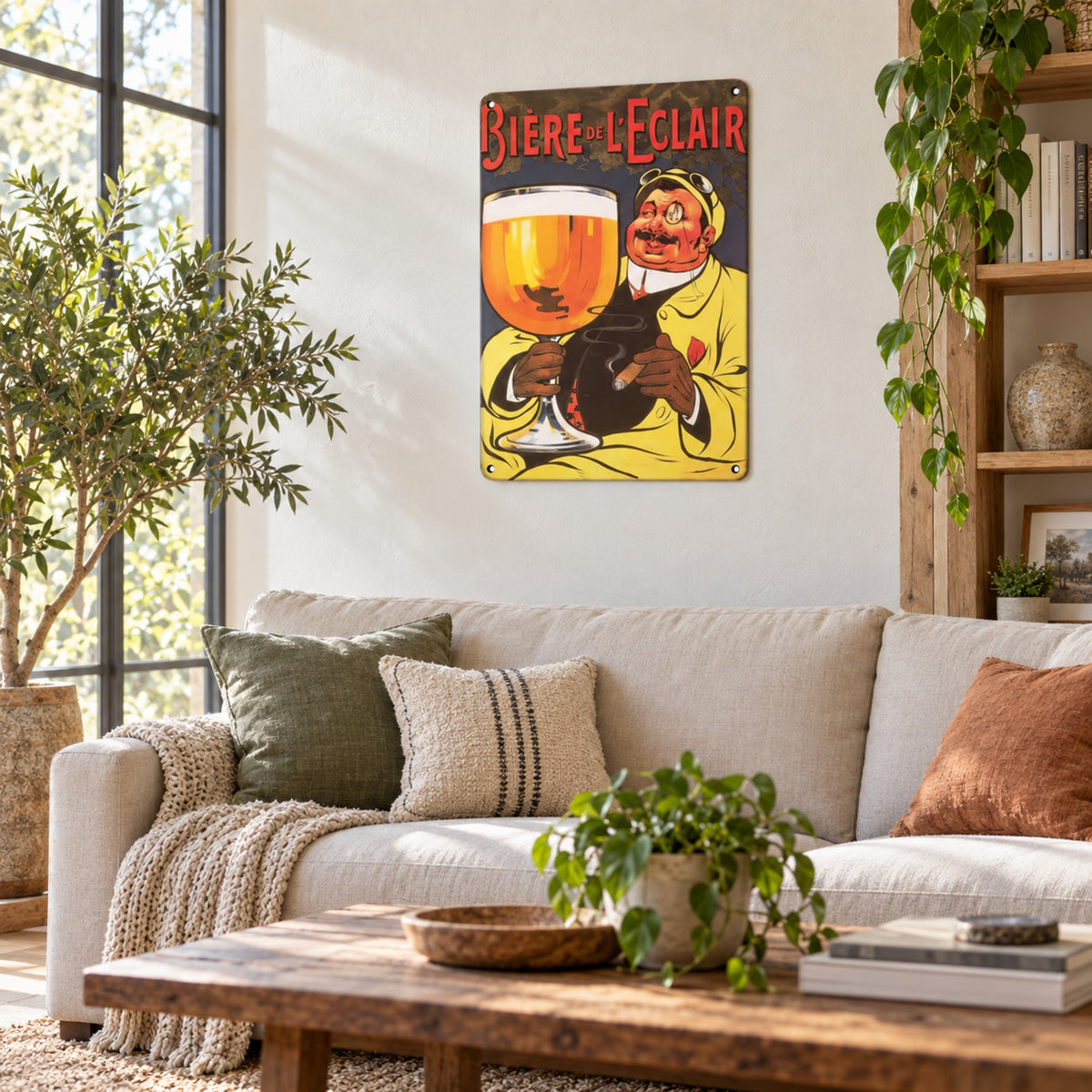 Vue large d'une cuisine en journée avec l'affiche publicitaire alcool vintage en métal fixée au mur Image