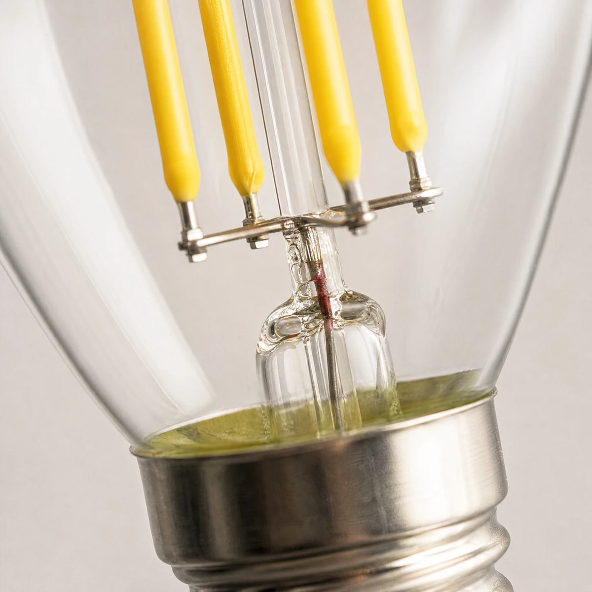 Ampoule filament E14 vintage décorative - close-up détail matière