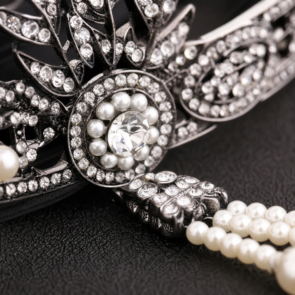 Bandeau Charleston avec plumes et perles ornementales - close-up détail matière