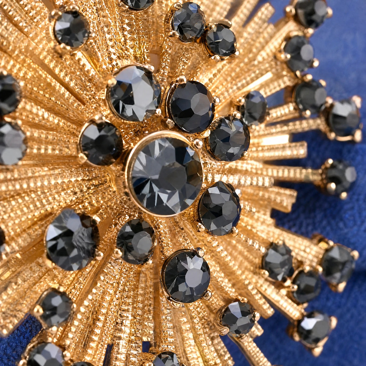 Broche Strass Vintage - close-up détail matière
