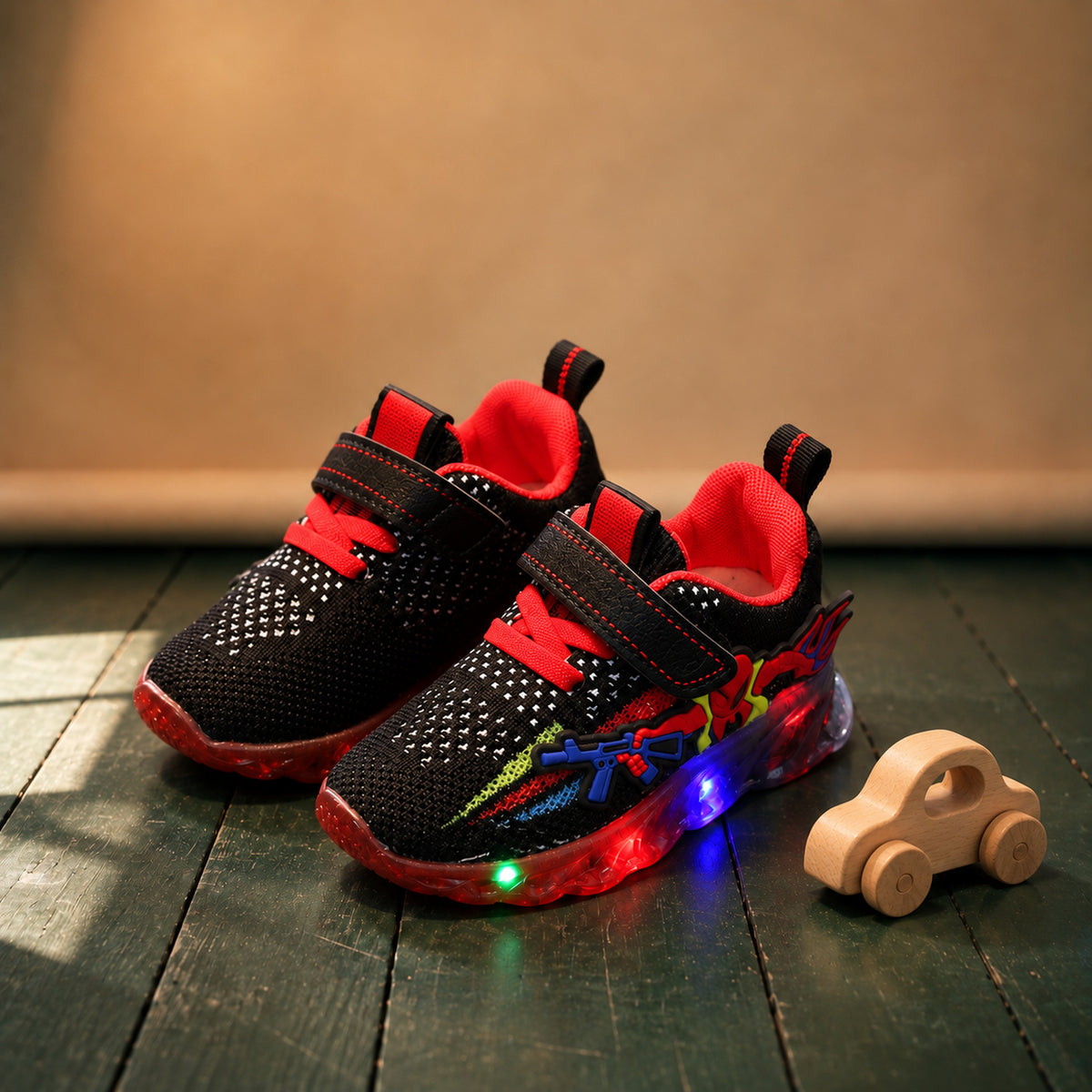 Chaussures année 80 pour bébé montantes à scratch posées en studio sur un parquet, vue de face Image