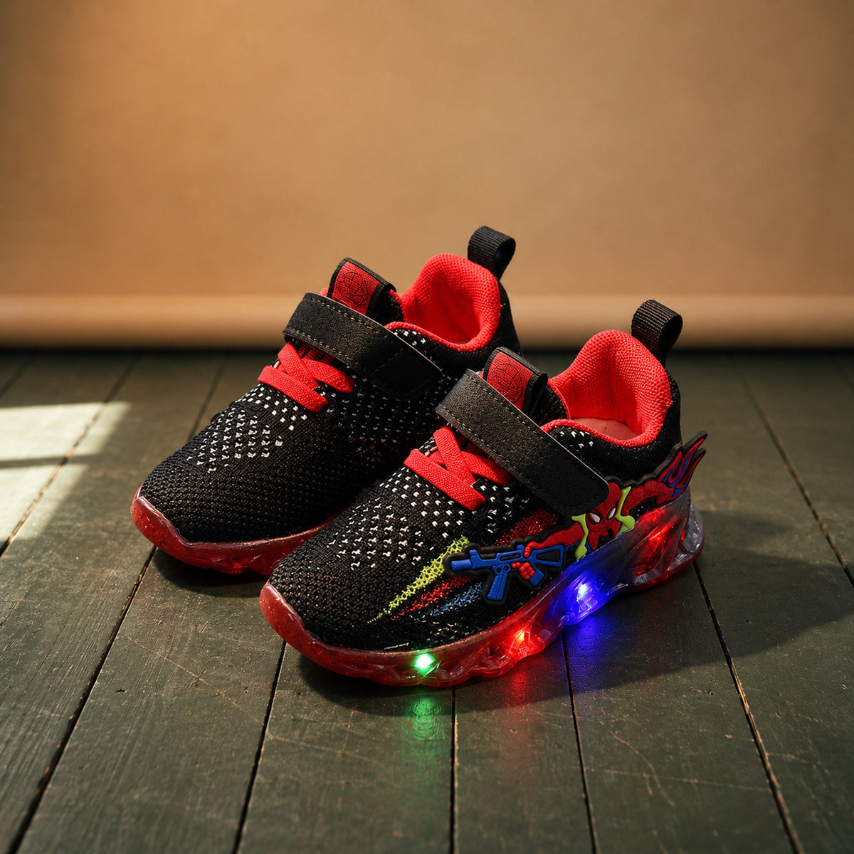 Paire de chaussures année 80 pour bébé montantes à scratch posée sur un parquet, vue de trois quarts Image