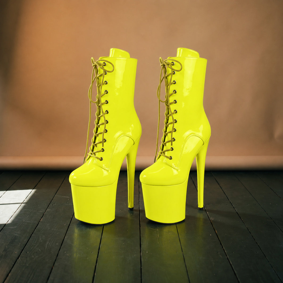 Paire de chaussures disco jaune fluo à plateforme posée sur fond neutre, vue de trois quarts Image
