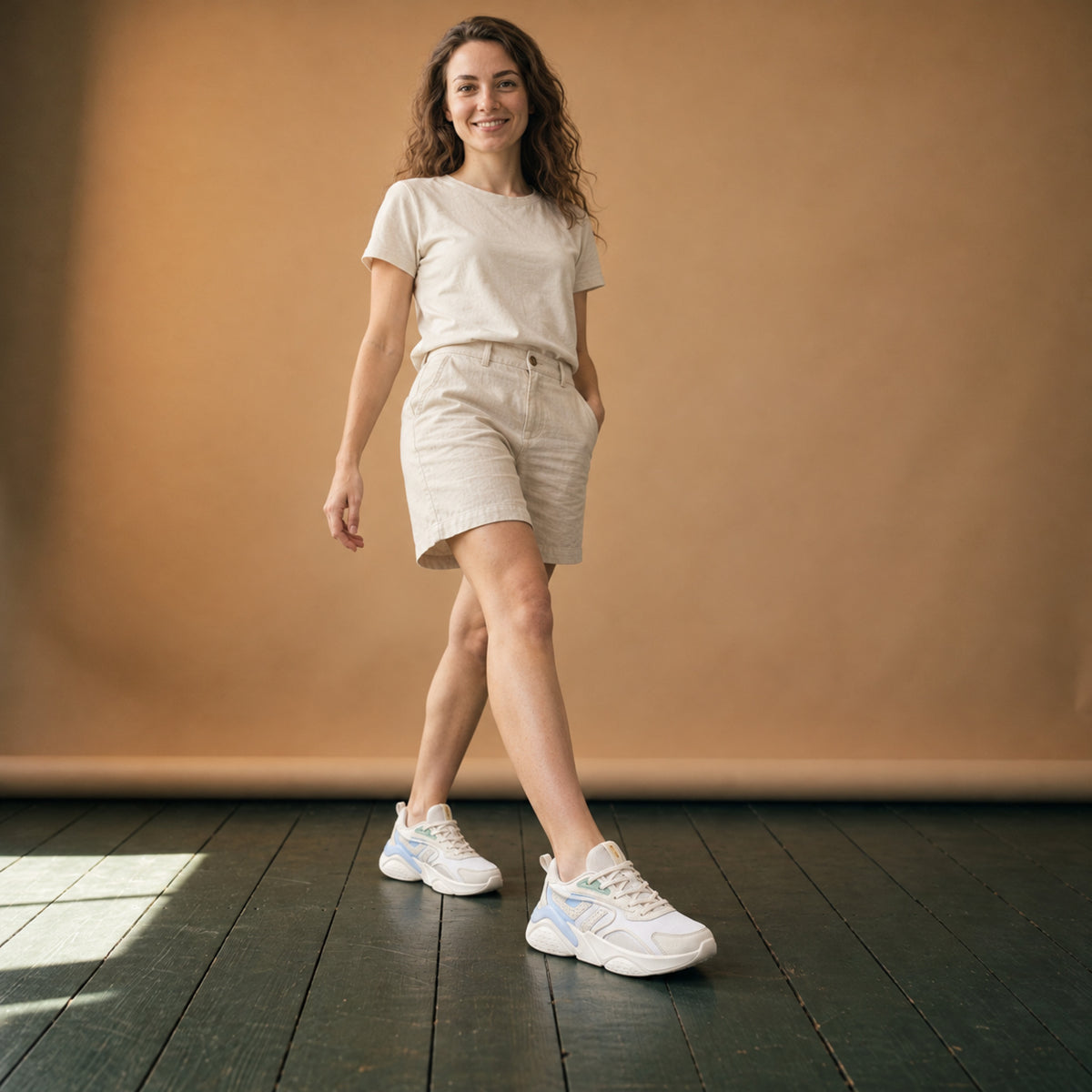 Chaussures de sport année 80 femme portées en studio, vue des jambes en marche sur le parquet Image