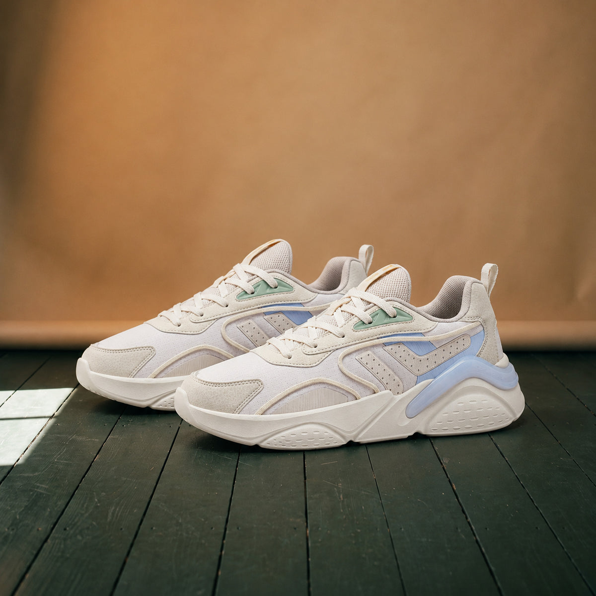 Paire de chaussures de sport année 80 femme posée sur un parquet, vue de trois quarts Image