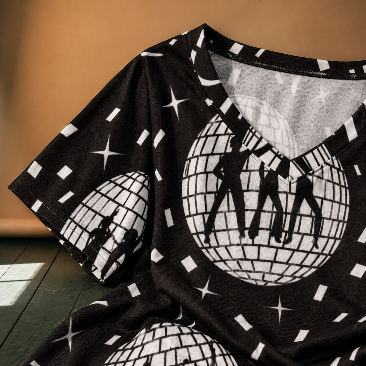 Gros plan sur l'imprimé boule à facettes et le col V du t-shirt disco femme noir et blanc Image