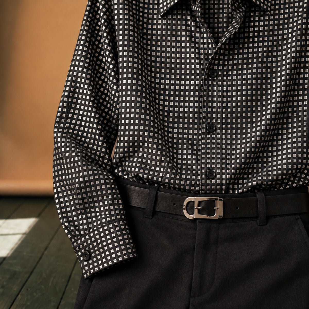 Gros plan sur le motif pied-de-poule argenté et noir de la chemise de la tenue disco homme Image