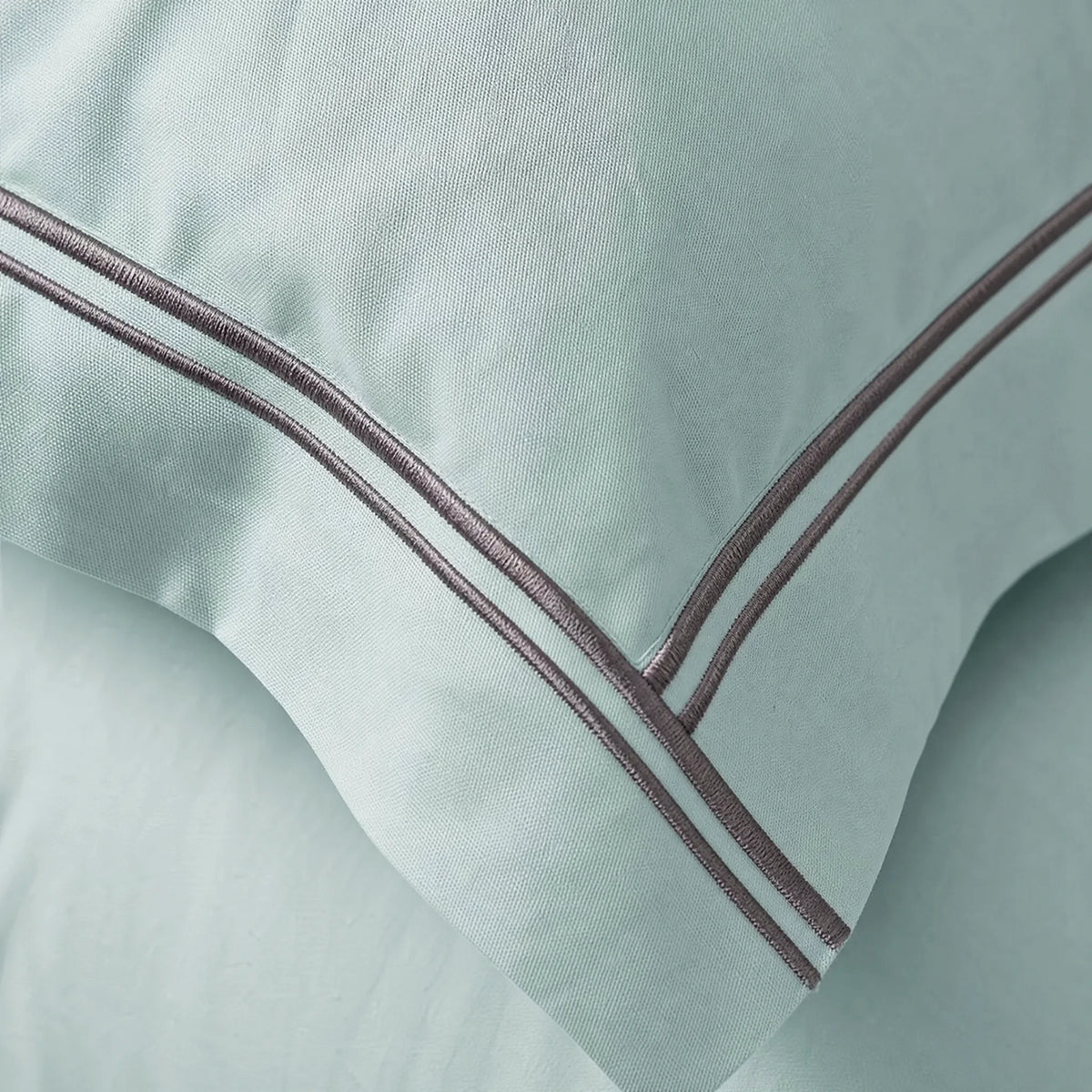 Housse de Couette Satin avec Passepoil Décoratif - close-up détail matière