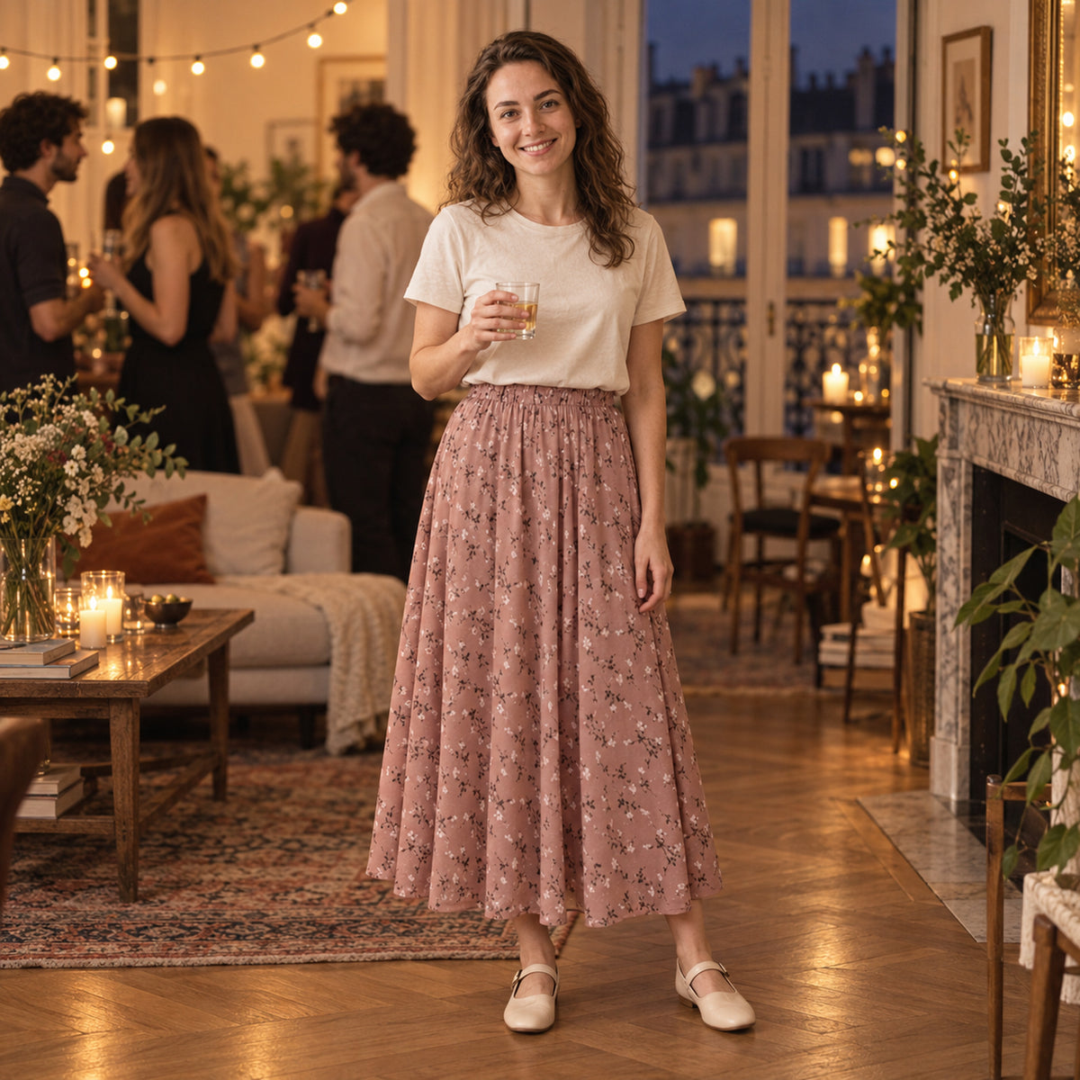Femme portant la jupe longue années 80 plissée fleurie lors d'un déjeuner en terrasse l'été Image