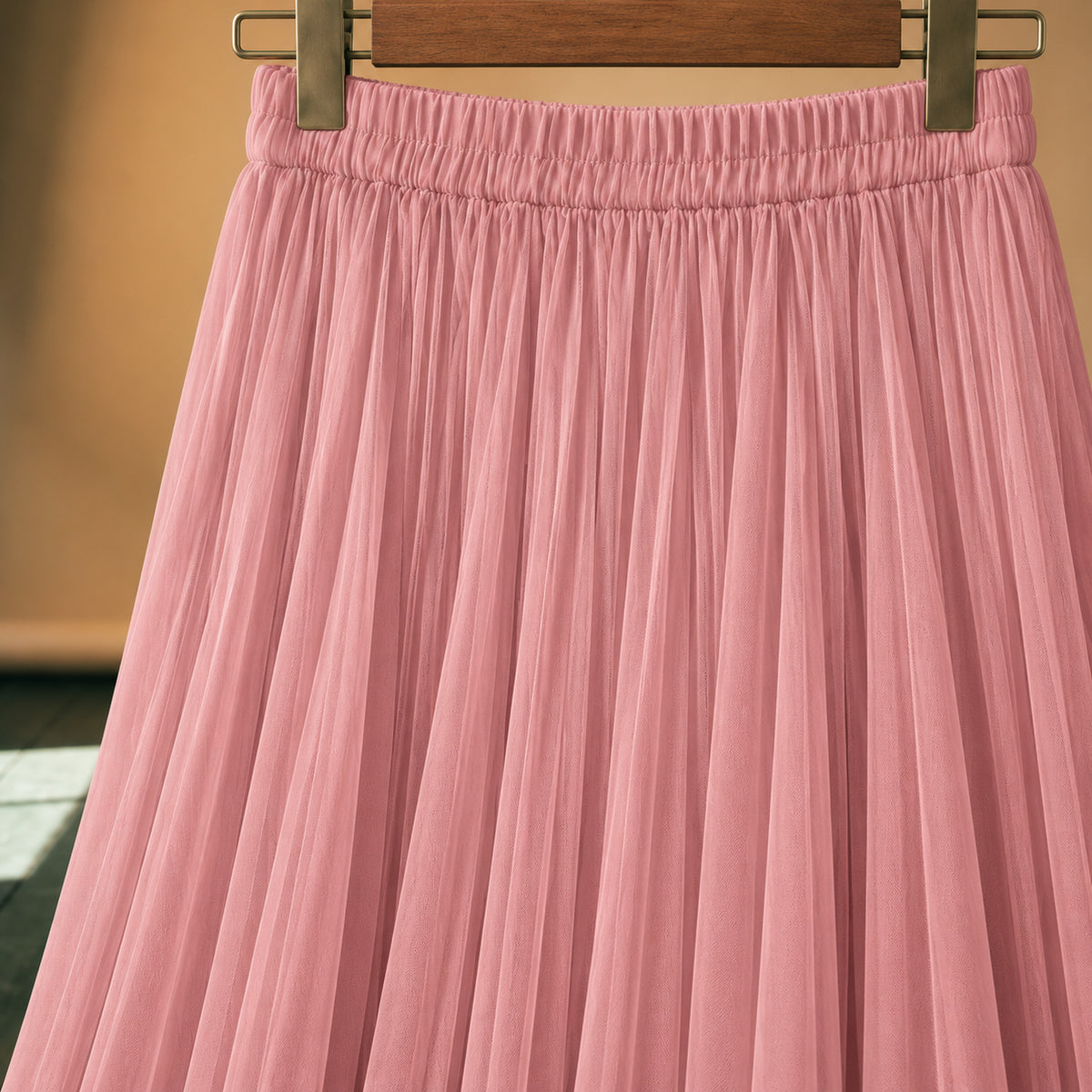 Gros plan sur le plissé rose, la taille haute et la doublure de la jupe longue années 80 plissée rose Image