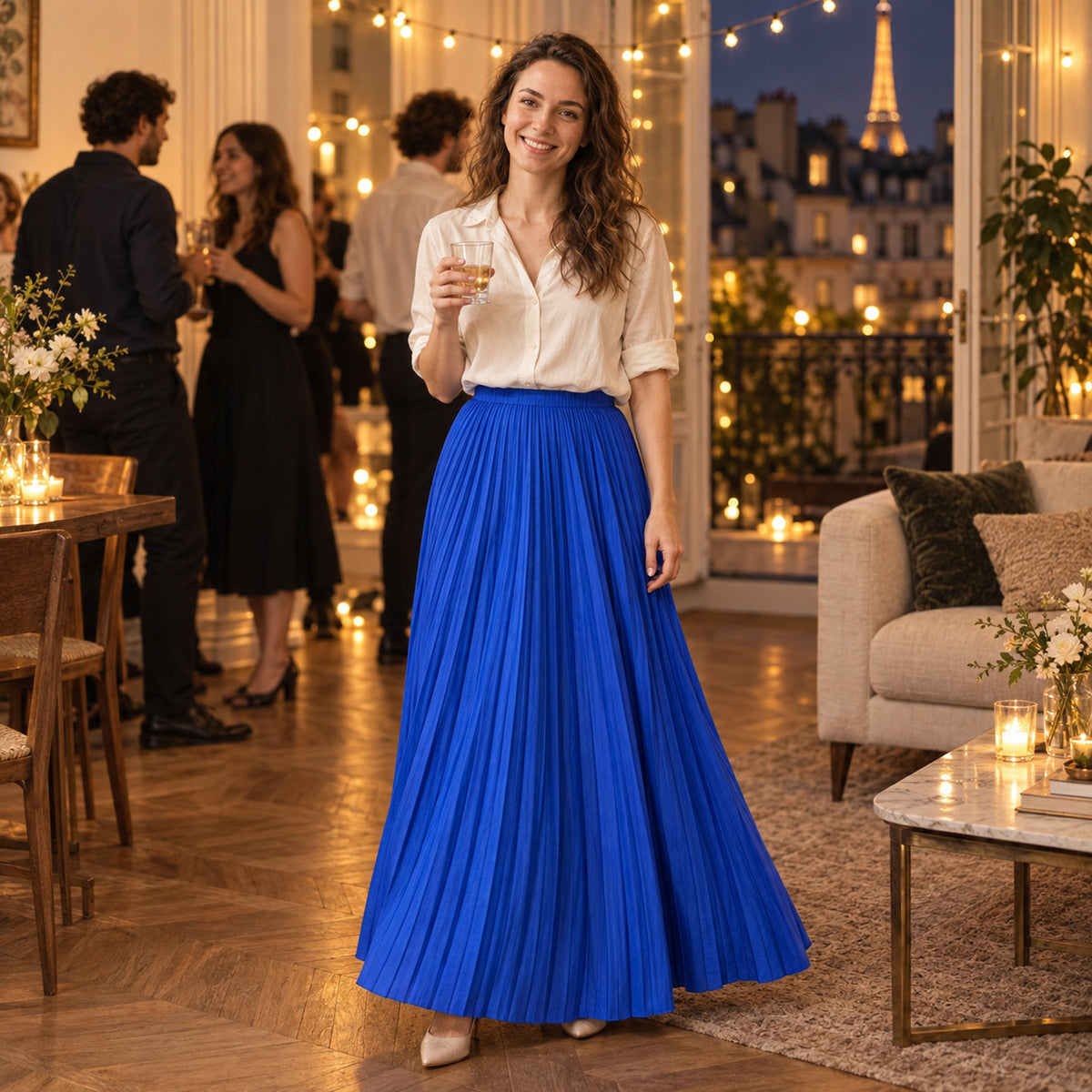 Femme portant la jupe longue plissée bleue style années 80 en terrasse un après-midi d'été Image