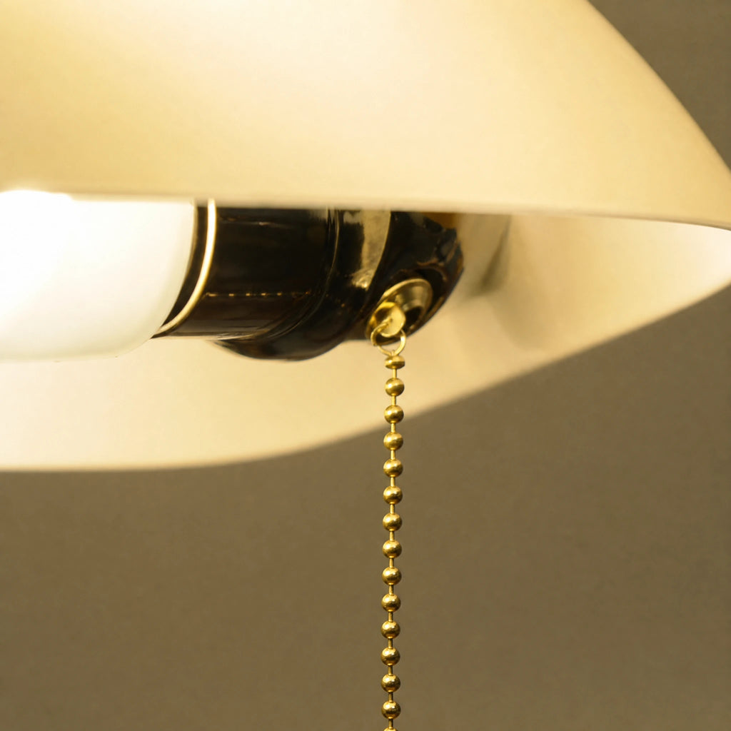 Lampe de Bureau Vintage à Abat-jour Ovale et Interrupteur Chaînette - close-up détail matière
