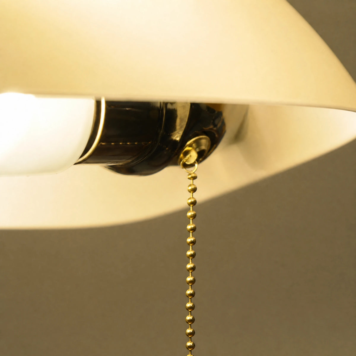 Lampe de Bureau Vintage à Abat-jour Ovale et Interrupteur Chaînette - close-up détail matière