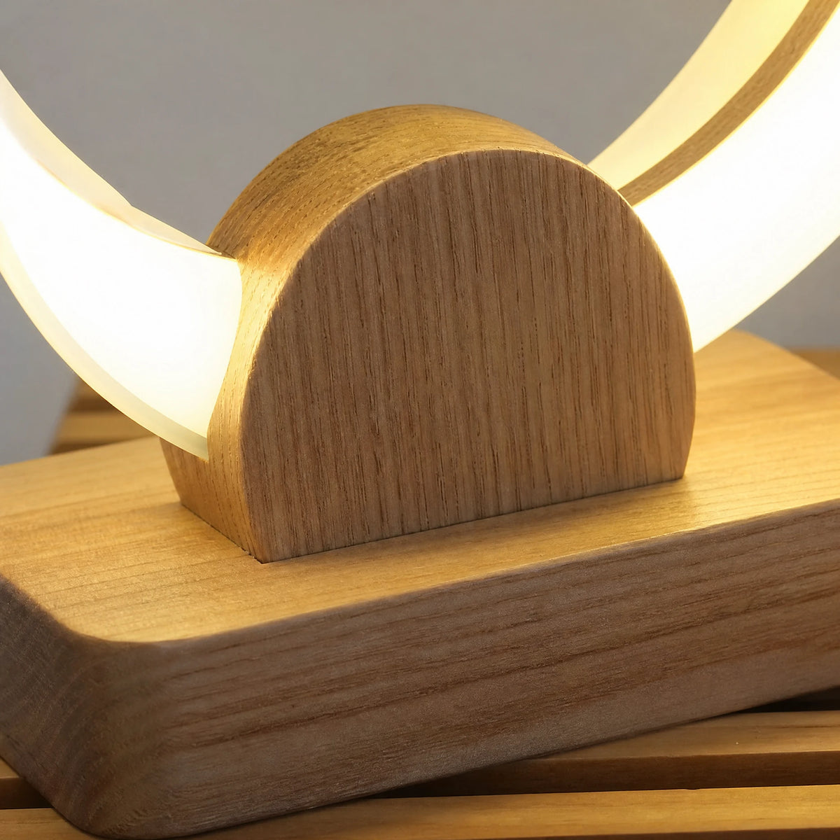 Lampe Design Bois à Cercle Lumineux LED - close-up détail matière