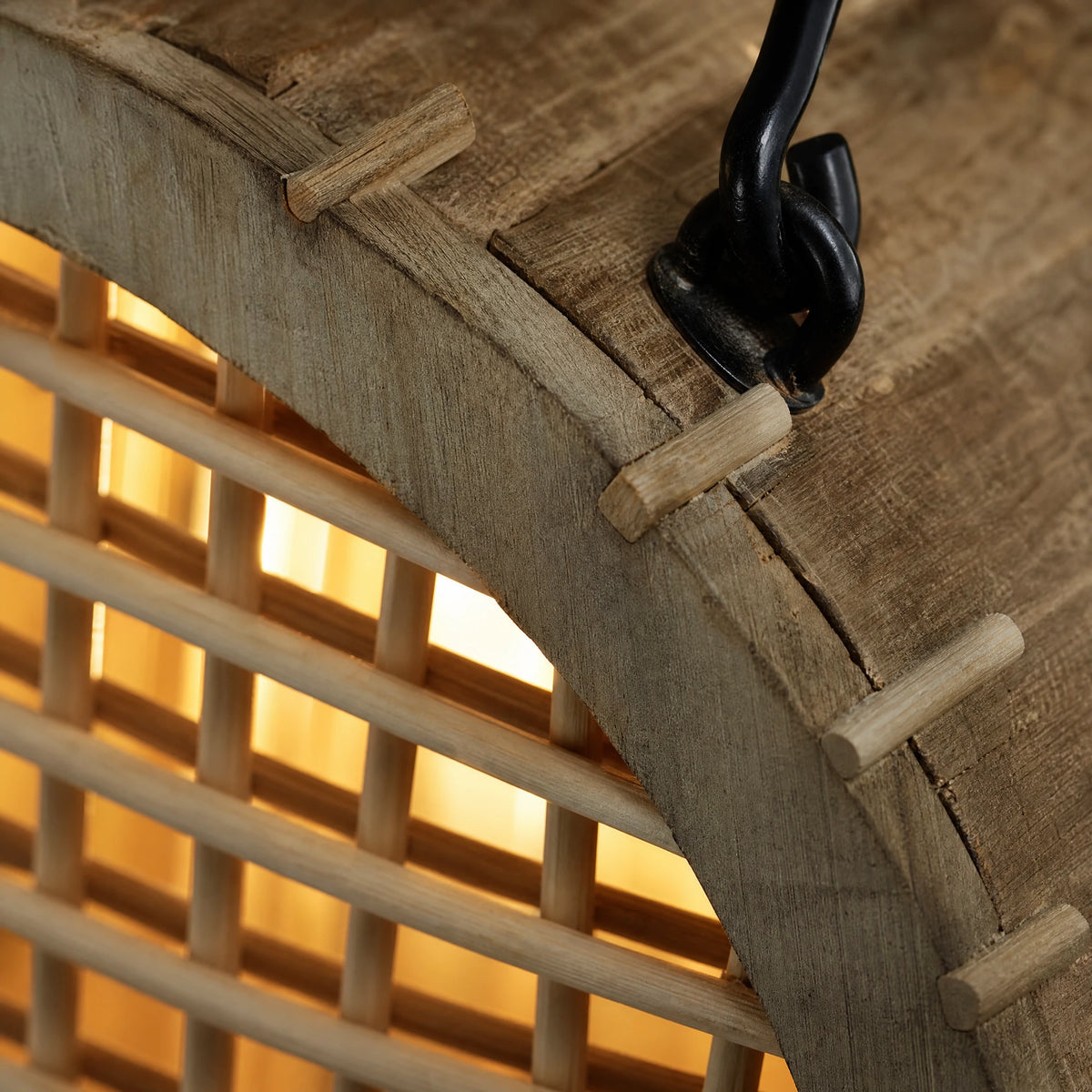 Lanterne Décorative Vintage en Bois avec Grillage - close-up détail matière