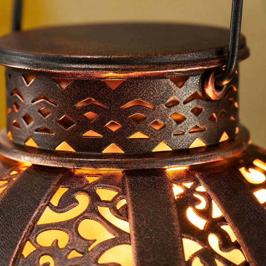 Lanterne Solaire Décorative Ajourée pour Jardin - close-up détail matière
