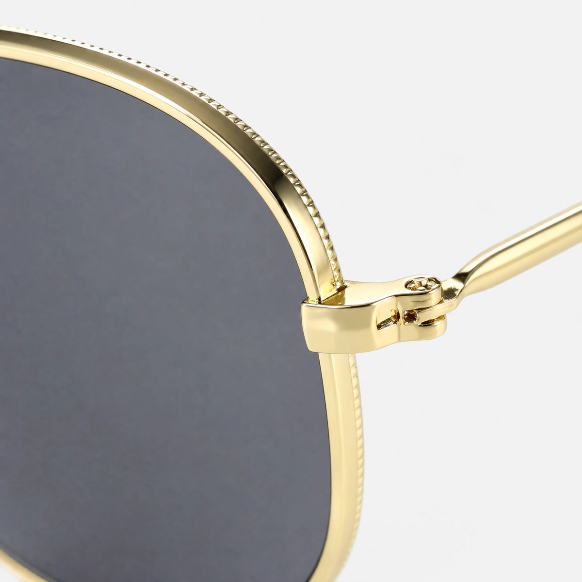 Lunettes de Soleil Rétro Hexagonales Dorées - close-up détail matière