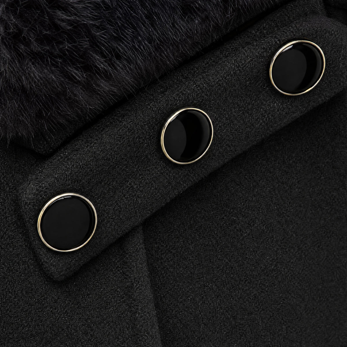 Manteau Femme Vintage Noir à Col Fourrure et Ceinture - close-up détail matière