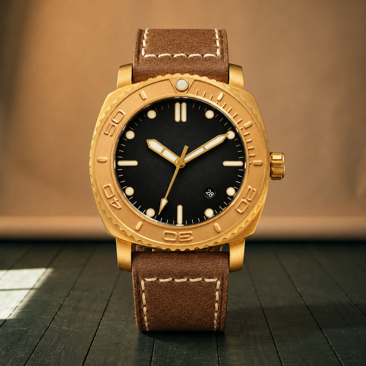 Gros plan sur la lunette graduée, le boîtier bronze et le cadran noir de la montre plongée automatique vintage Image