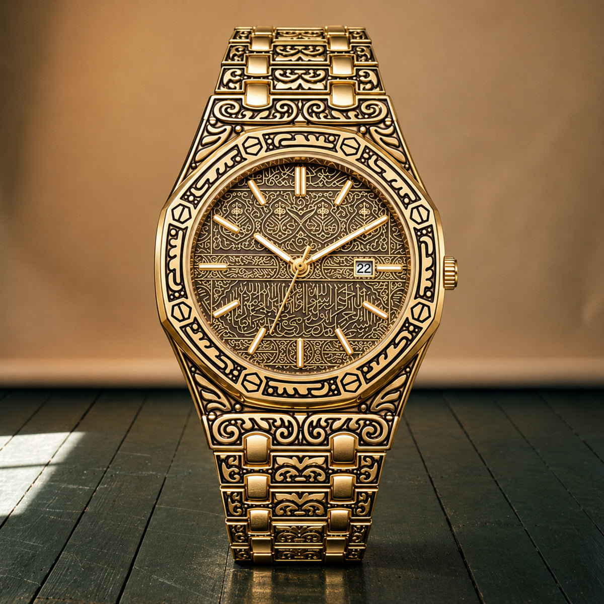 Gros plan sur le bracelet et le cadran gravés de motifs de la montre style vintage homme Image