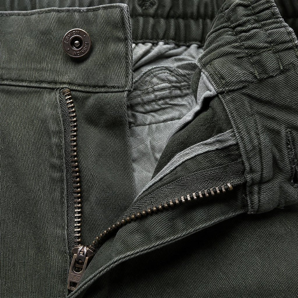 Pantalon cargo vintage taille normale - close-up détail matière