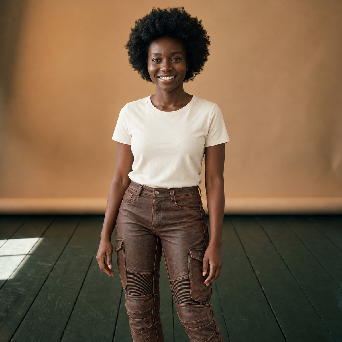 Pantalon moto effet cuir avec poches cargo et nervures porté en studio, vue en pied Image