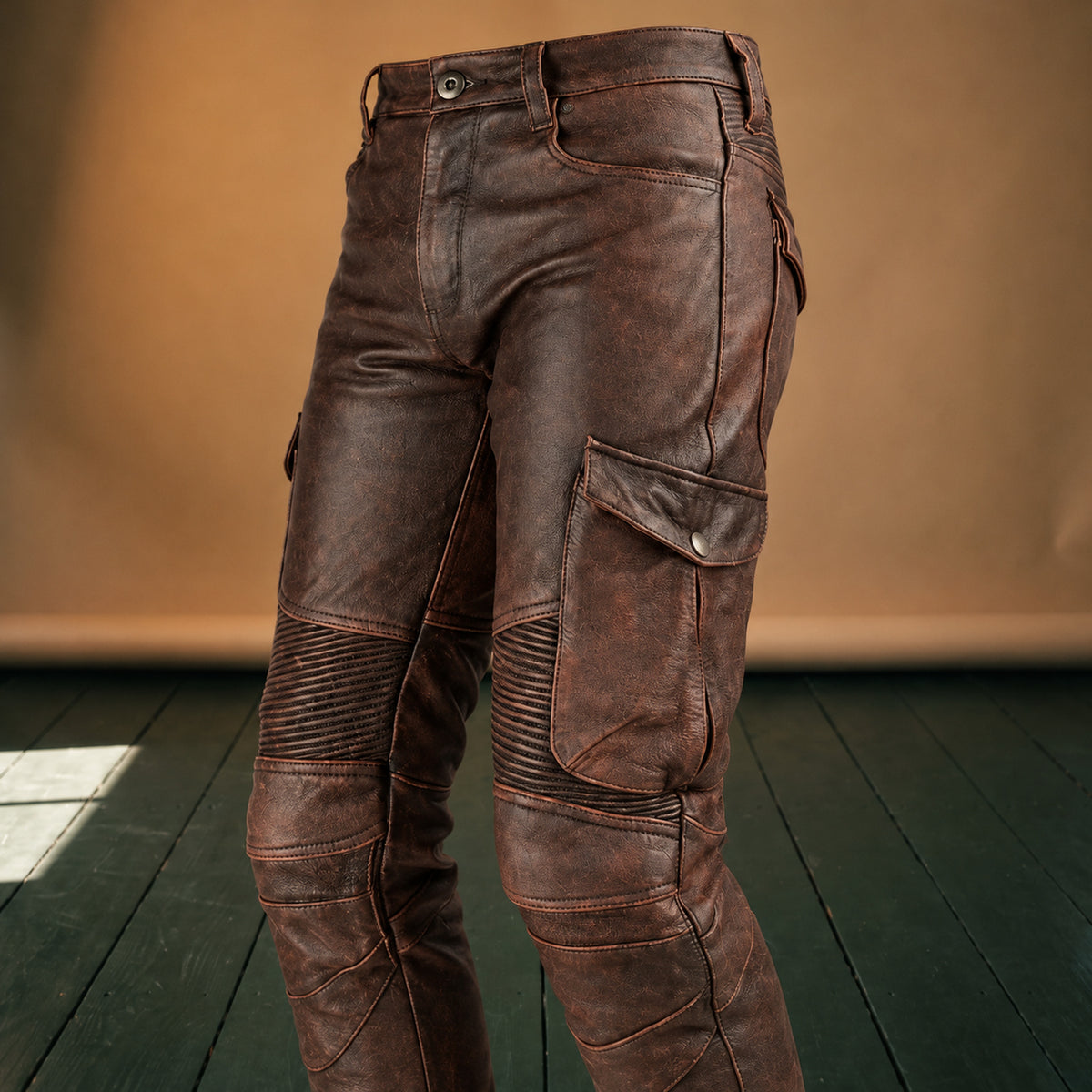 Gros plan sur les nervures au genou et la poche cargo du pantalon moto effet cuir Image