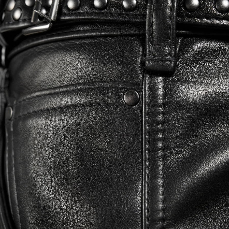 Pantalon en cuir taille basse vintage skinny - close-up détail matière