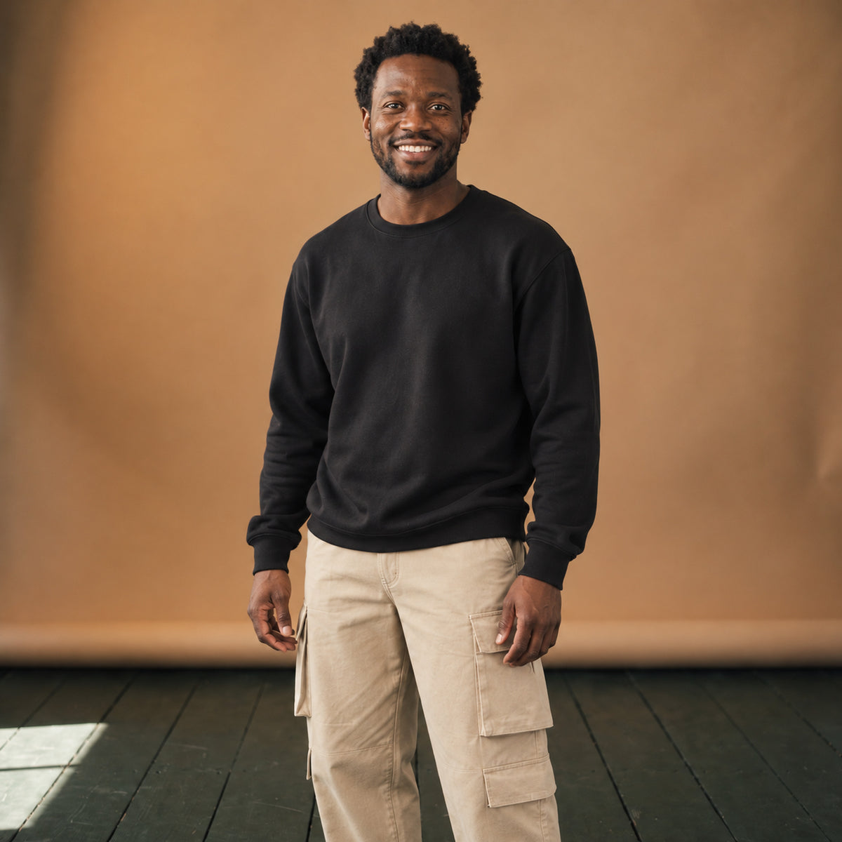 Pantalon funk homme années 80 coupe cargo porté en studio par un homme, vue en pied Image