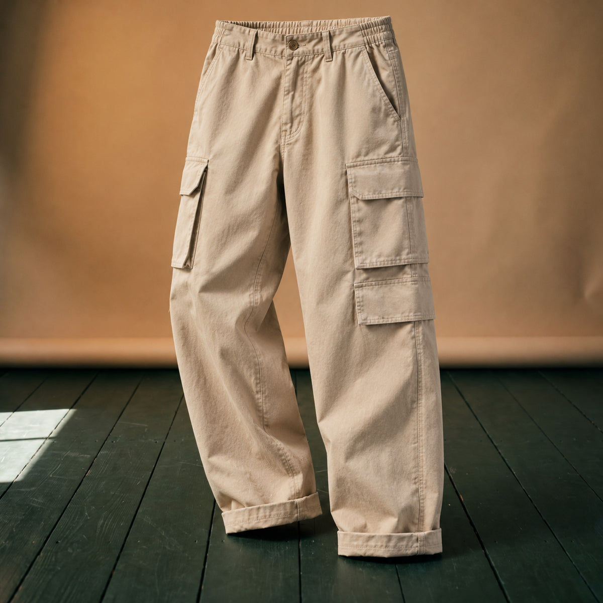 Gros plan sur le coton et la poche cargo du pantalon funk homme années 80 Image