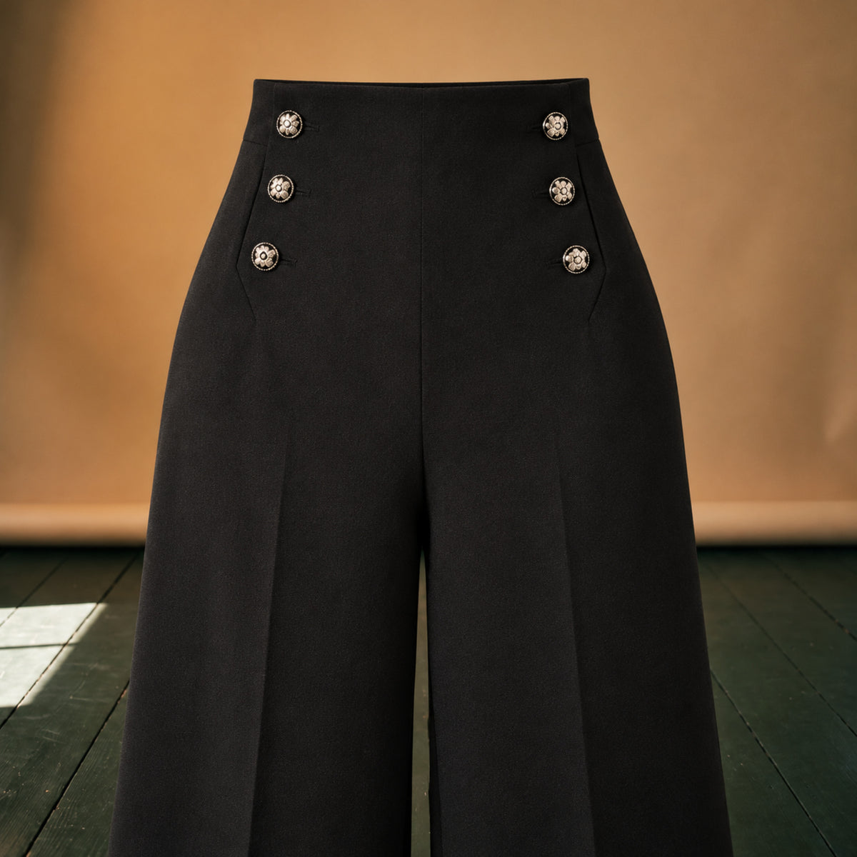 Gros plan sur les boutons décoratifs et la ceinture du pantalon taille haute femme Image