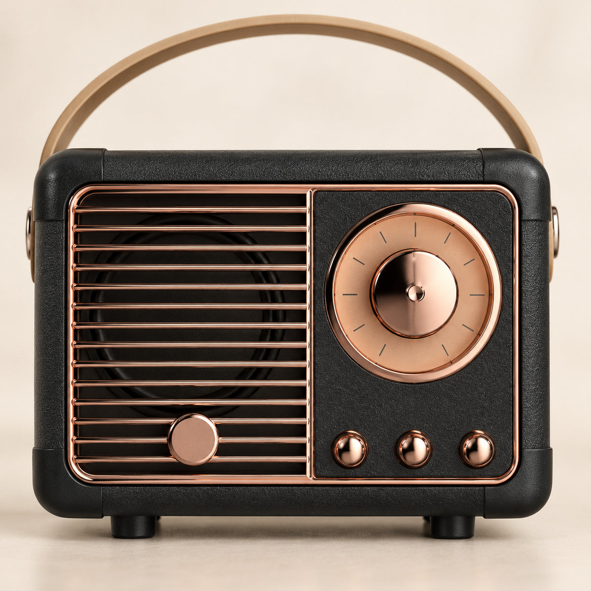 Gros plan sur la molette cuivrée, les trois boutons et la grille striée du petit poste radio vintage noir Image