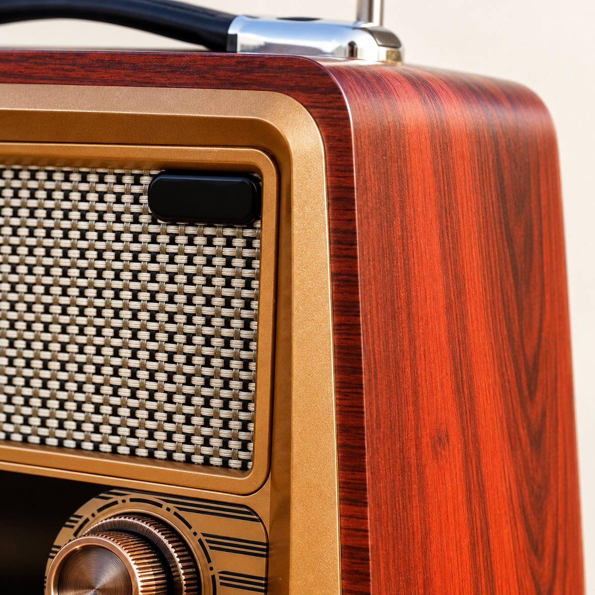 Gros plan sur le coffret en bois, la façade et les boutons du poste radio style vintage Image