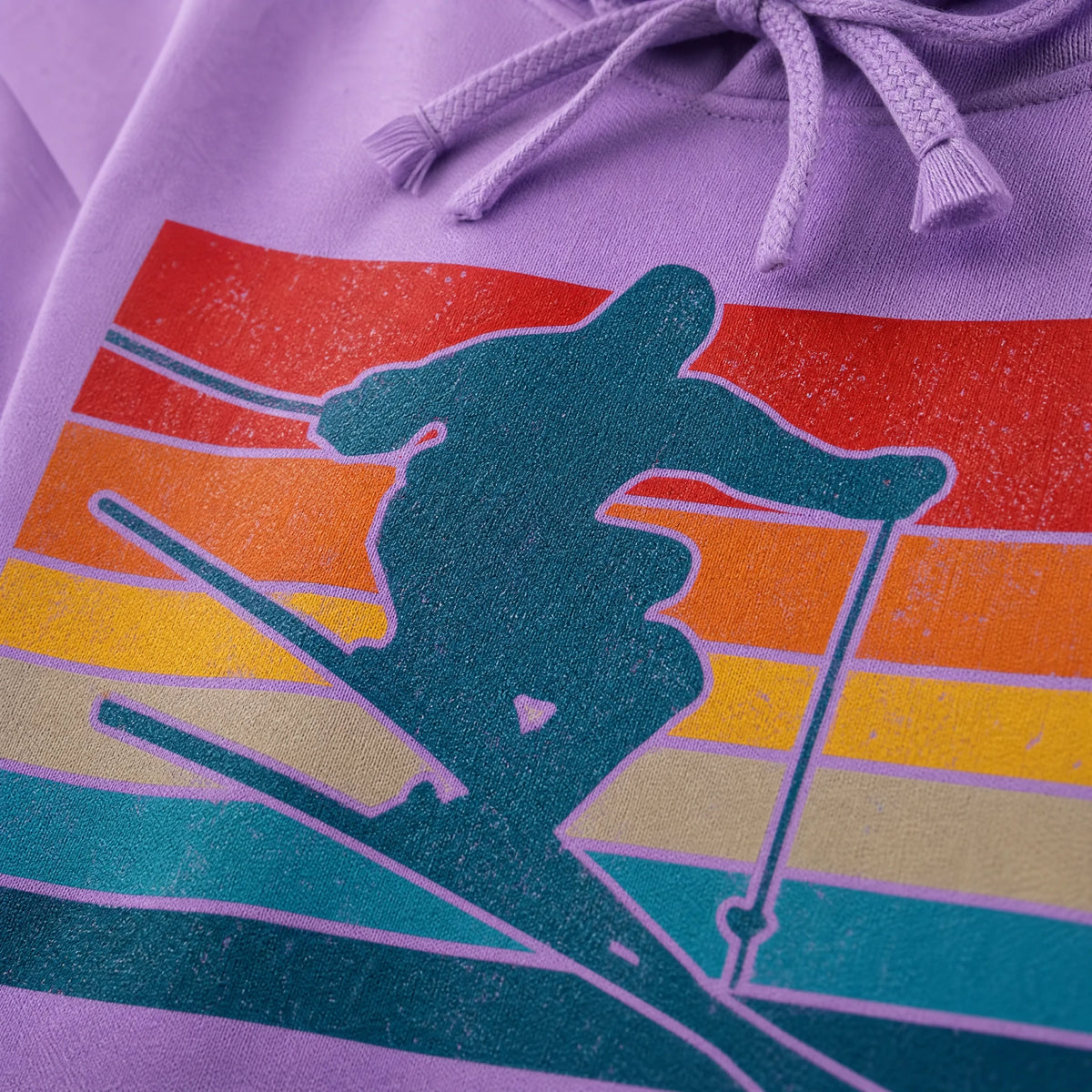 Pull ski vintage avec imprimé rétro à bandes colorées - close-up détail matière
