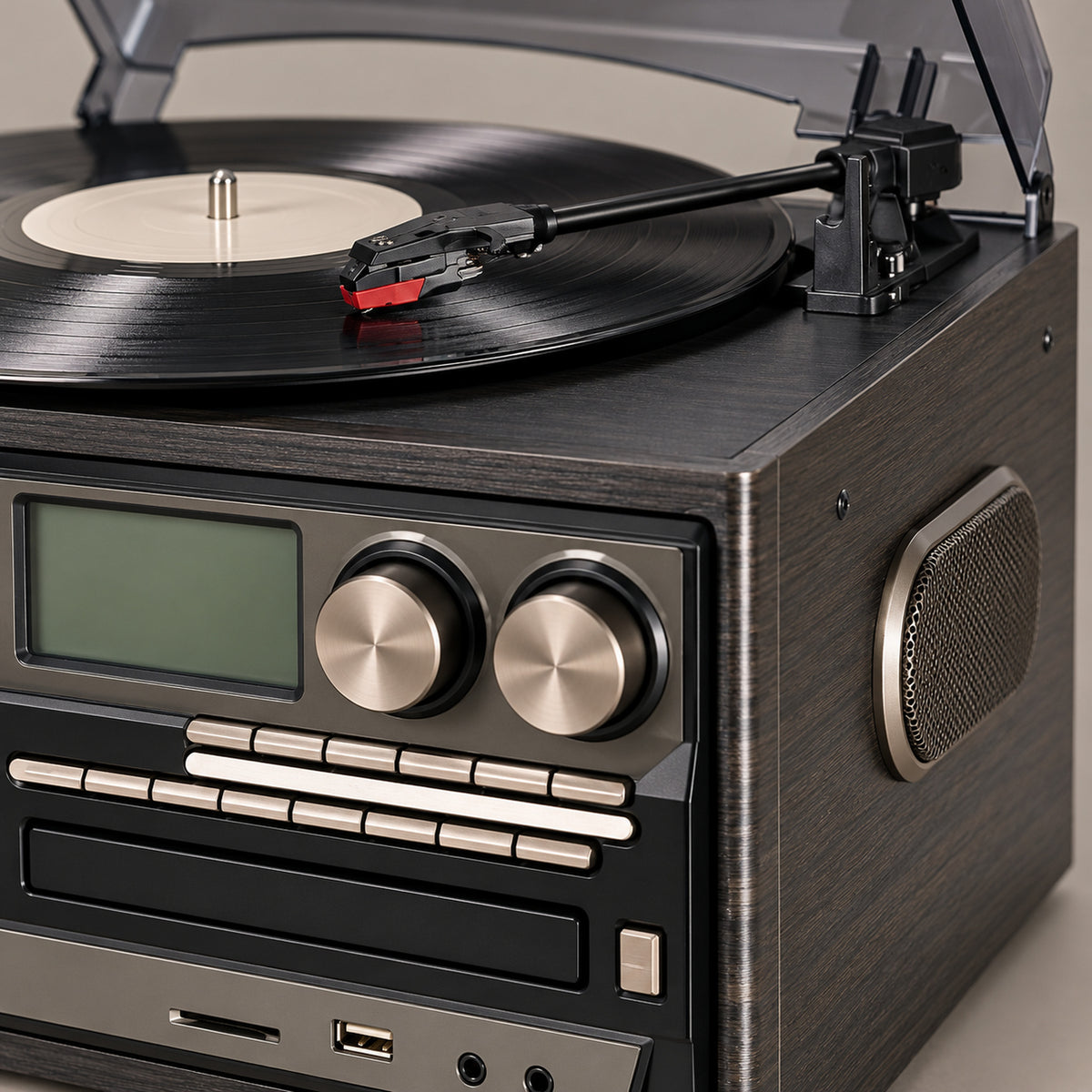 Gros plan sur le bras de lecture, la façade cassette et le tiroir CD de la radio CD vintage à platine vinyle Image
