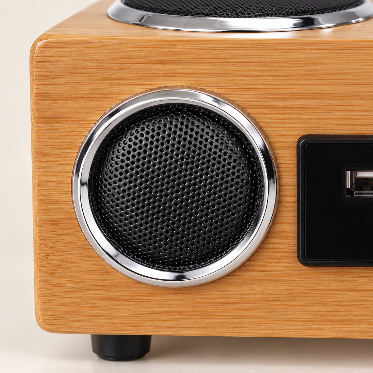 Gros plan sur le bambou, les haut-parleurs cerclés de chrome et le port USB de la radio vintage FM Image