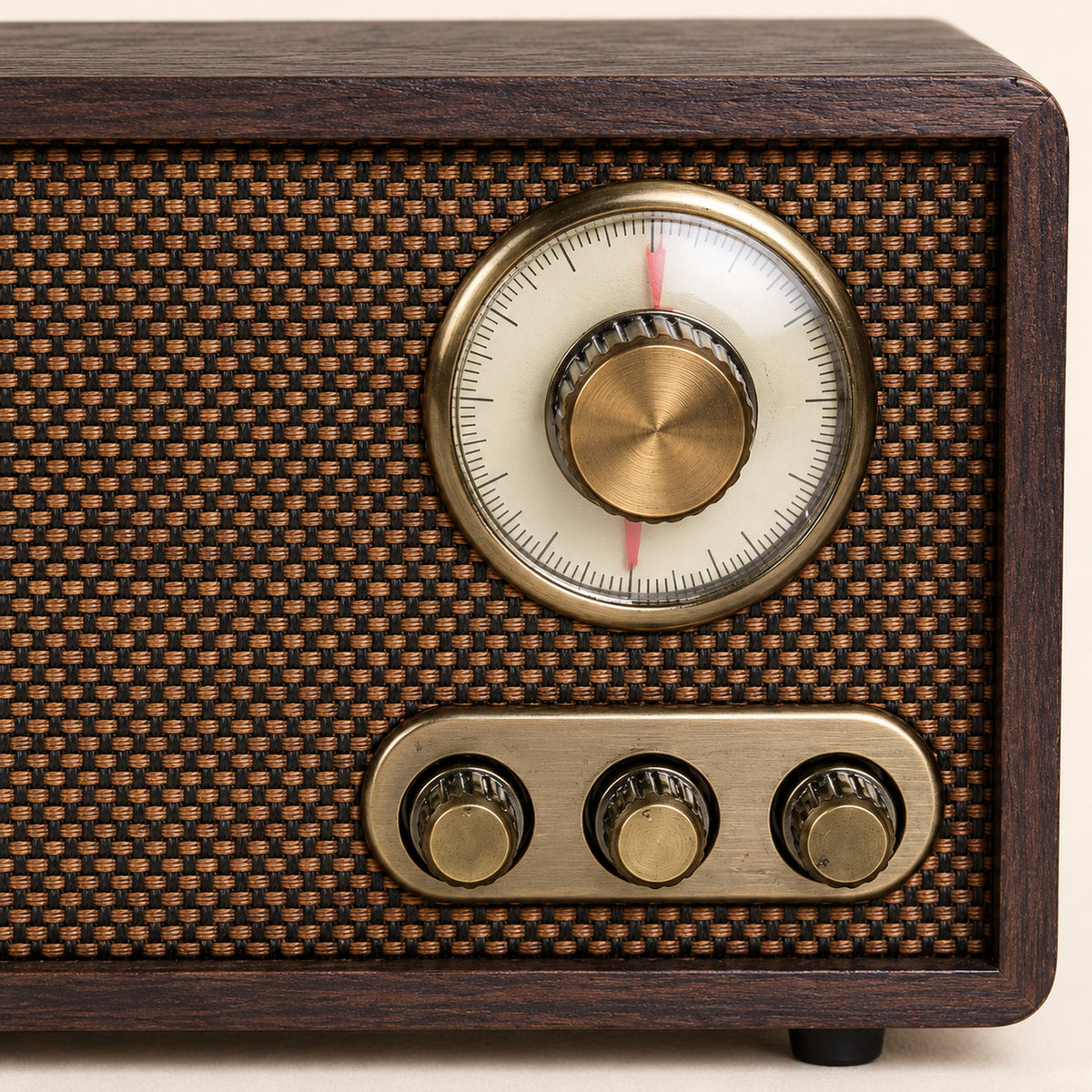 Gros plan sur le cadran rond à aiguille, les boutons dorés et le tissu tressé de la radio vintage bluetooth en bois Image