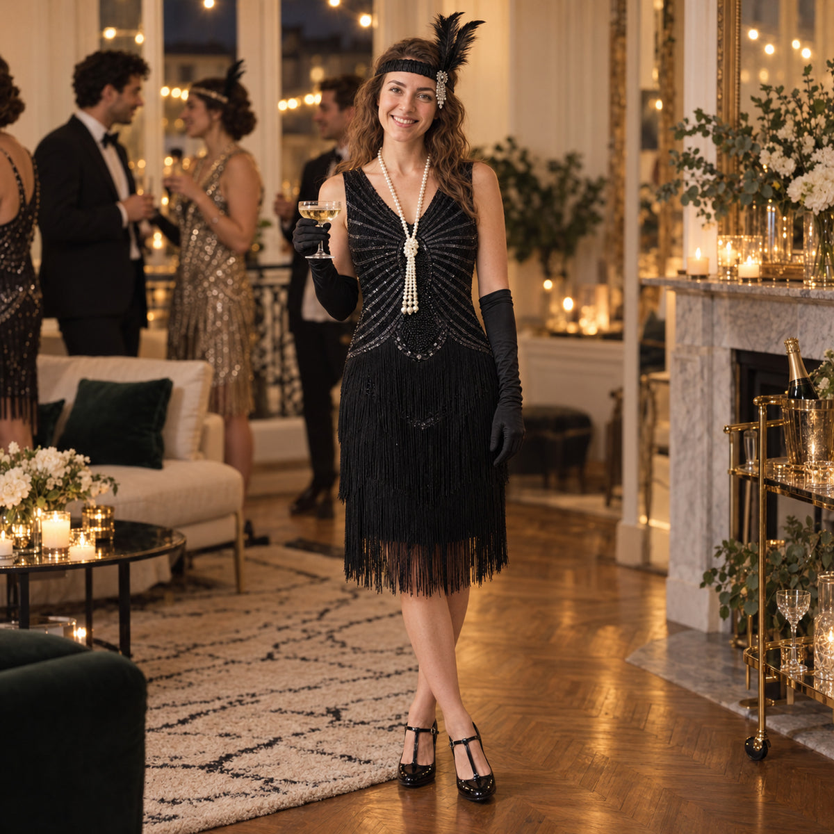Femme en robe charleston noire à franges lors d'une soirée dans un appartement chaleureux, guirlandes lumineuses Image