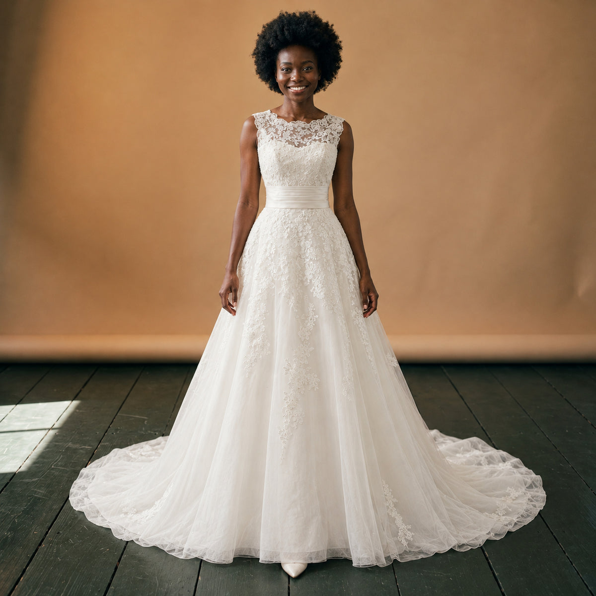 Robe charleston couleur ivoire de mariage longue à traîne portée en studio, vue de face Image