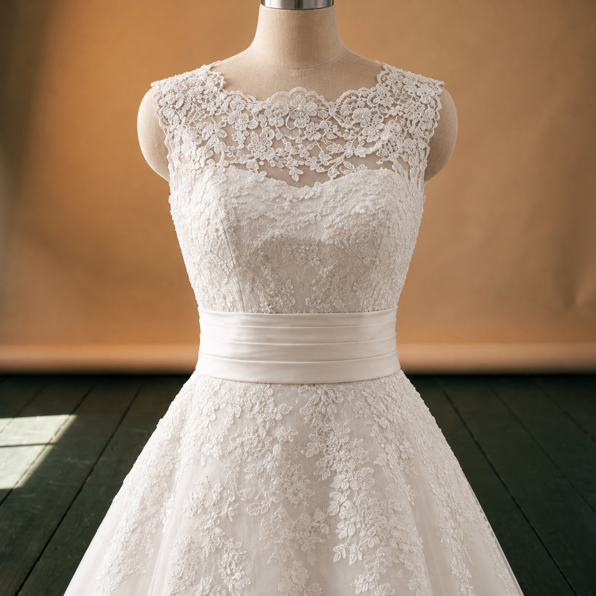 Gros plan sur le buste effet dentelle, la ceinture et les motifs fleuris de la robe charleston ivoire de mariage Image